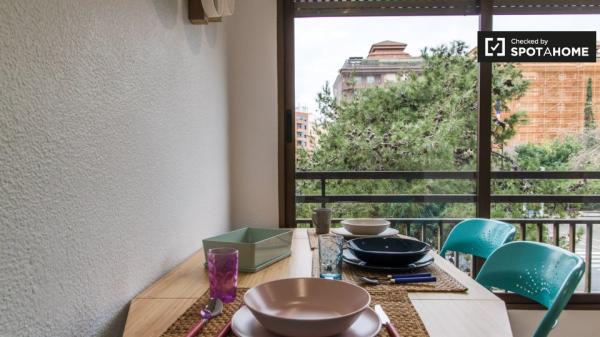Double room for rent, 5-bedroom apartment, El Pla del Real