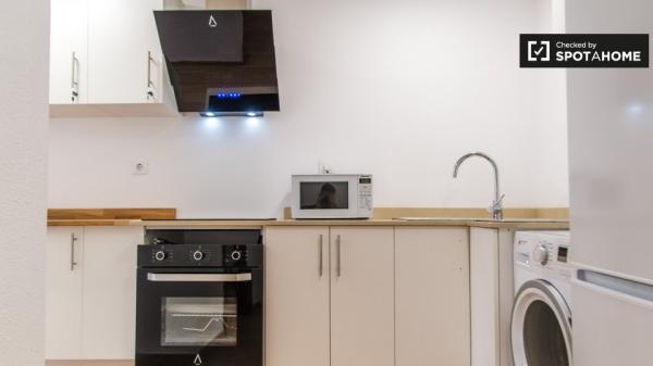 Double room for rent, 5-bedroom apartment, El Pla del Real