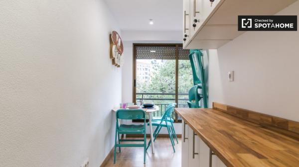 Double room for rent, 5-bedroom apartment, El Pla del Real