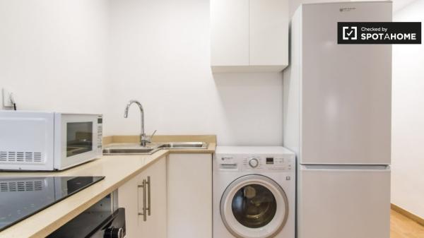 Double room for rent, 5-bedroom apartment, El Pla del Real