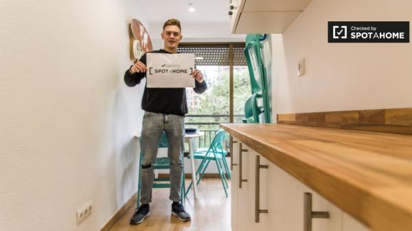 Double room for rent, 5-bedroom apartment, El Pla del Real