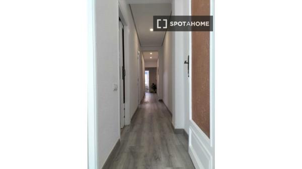 Se alquila habitación en piso compartido en Valencia