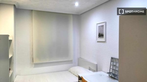 Se alquila habitación en piso compartido en Valencia