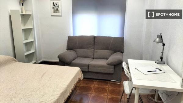Se alquila habitación en piso compartido en Valencia