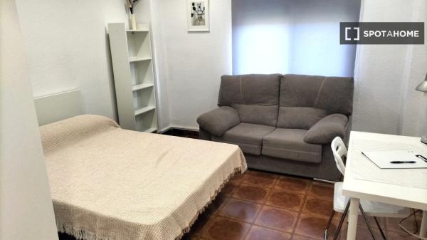 Se alquila habitación en piso compartido en Valencia