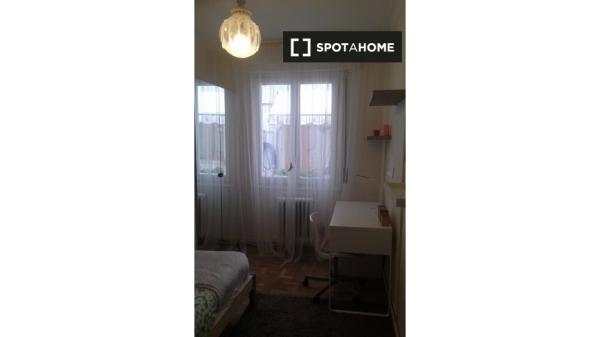 Room for rent in a 3-bedroom apartment in Pamplona