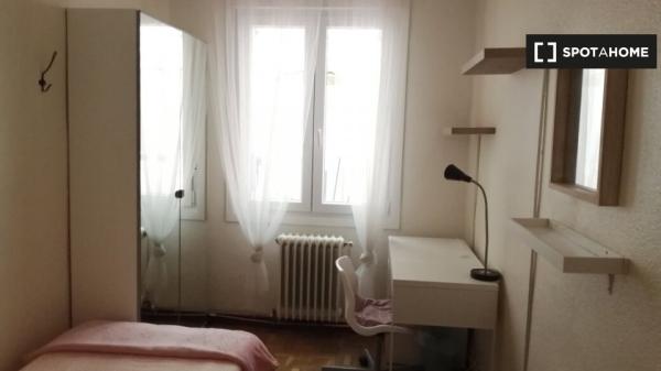 Room for rent in a 3-bedroom apartment in Pamplona
