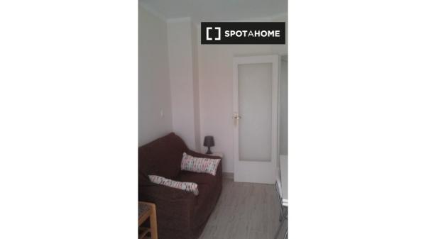 Room for rent in a 3-bedroom apartment in Pamplona