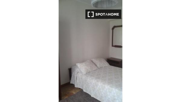 Room for rent in a 3-bedroom apartment in Pamplona