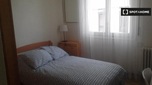 Room for rent in a 3-bedroom apartment in Pamplona