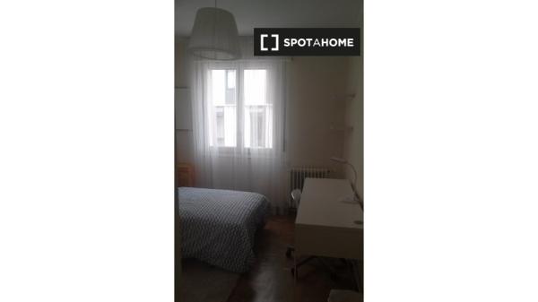 Room for rent in a 3-bedroom apartment in Pamplona