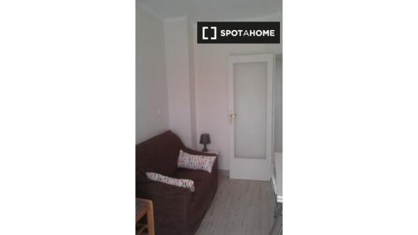 Room for rent in a 3-bedroom apartment in Pamplona