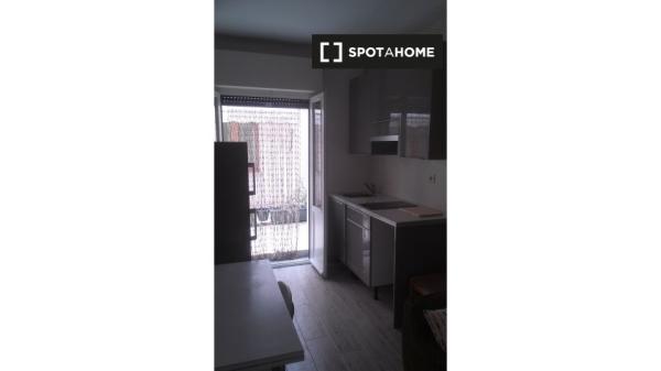 Room for rent in a 3-bedroom apartment in Pamplona