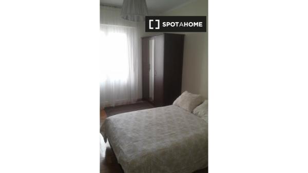 Room for rent in a 3-bedroom apartment in Pamplona