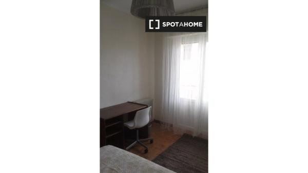 Room for rent in a 3-bedroom apartment in Pamplona