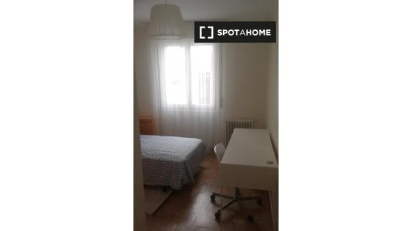 Room for rent in a 3-bedroom apartment in Pamplona