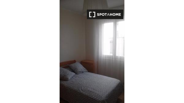 Room for rent in a 3-bedroom apartment in Pamplona