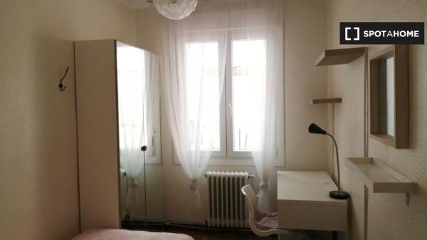 Room for rent in a 3-bedroom apartment in Pamplona
