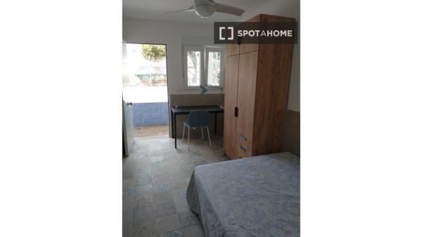 Se alquila habitación en piso compartido de 5 habitaciones en Almería