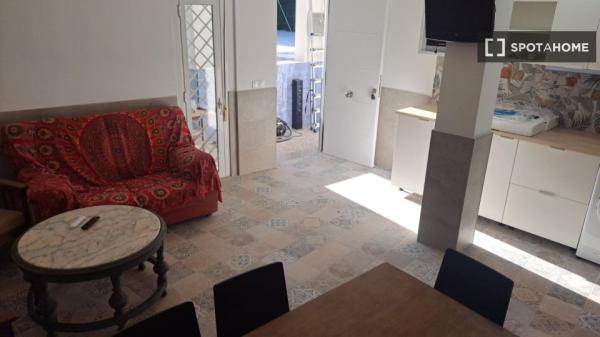 Se alquila habitación en piso compartido de 5 habitaciones en Almería