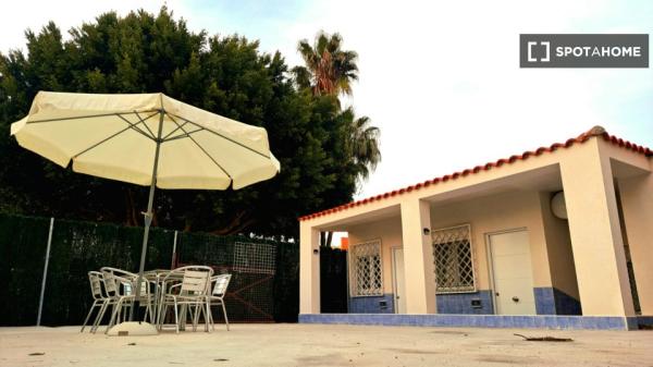 Chambre dans un appartement partagé de 5 chambres à louer à Almería