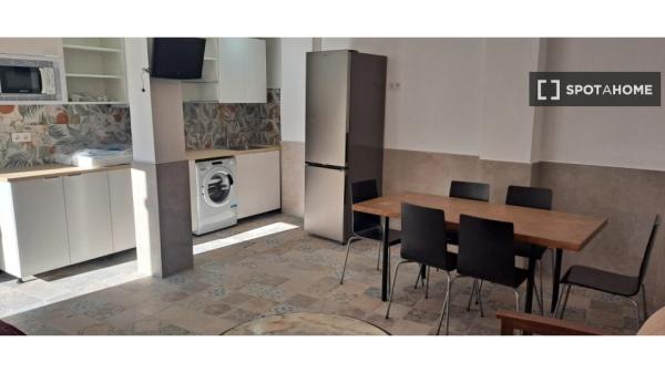 Se alquila habitación en piso compartido de 5 habitaciones en Almería