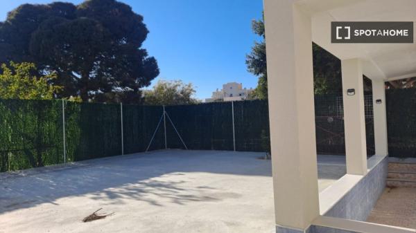 Chambre dans un appartement partagé de 5 chambres à louer à Almería