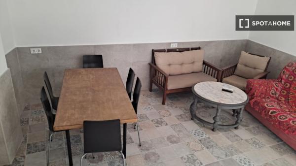 Chambre dans un appartement partagé de 5 chambres à louer à Almería