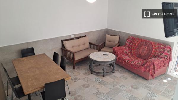 Chambre dans un appartement partagé de 5 chambres à louer à Almería