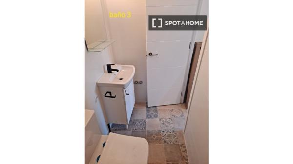 Se alquila habitación en piso compartido de 5 habitaciones en Almería