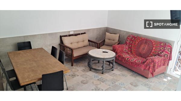 Chambre dans un appartement partagé de 5 chambres à louer à Almería