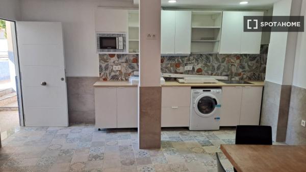 Chambre dans un appartement partagé de 5 chambres à louer à Almería