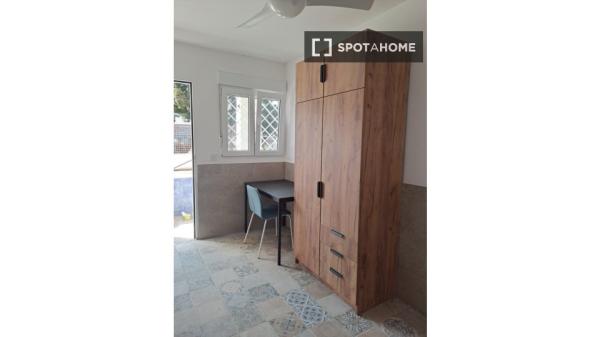 Chambre dans un appartement partagé de 5 chambres à louer à Almería