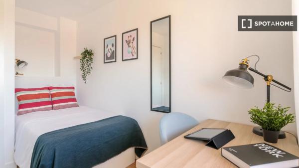 Room in shared apartment in Alicante