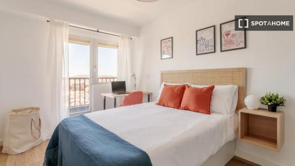 Room in shared apartment in Alicante