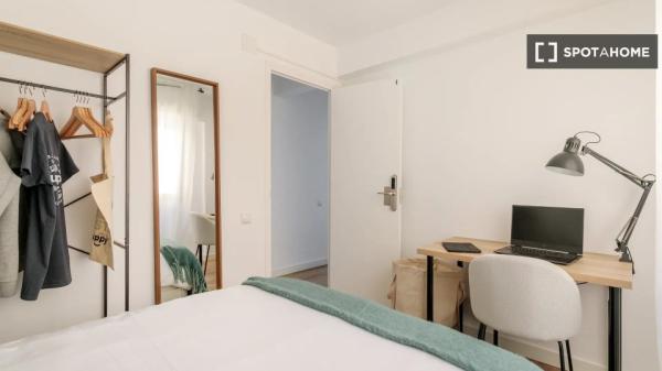 Room in shared apartment in Alicante
