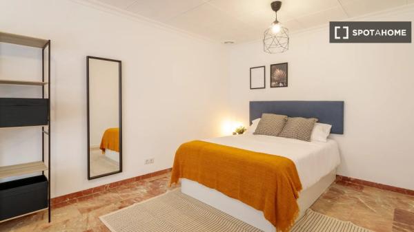 Room in shared apartment in Alicante