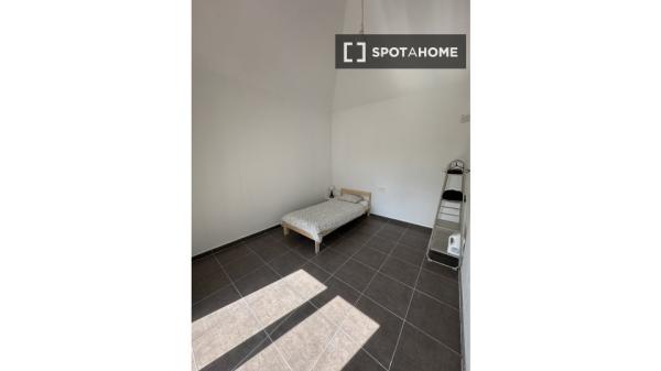 Pokój w mieszkaniu dzielonym z 13 sypialniami do wynajęcia w Granadzie.