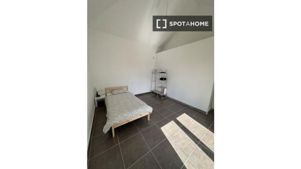 Pokój w mieszkaniu dzielonym z 13 sypialniami do wynajęcia w Granadzie.