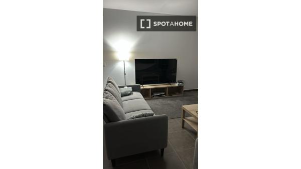 Pokój w mieszkaniu dzielonym z 13 sypialniami do wynajęcia w Granadzie.