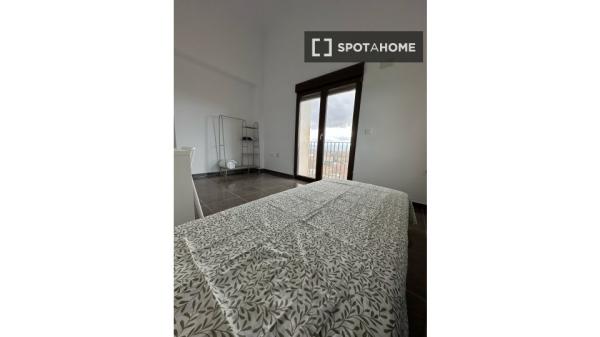 Pokój w mieszkaniu dzielonym z 13 sypialniami do wynajęcia w Granadzie.