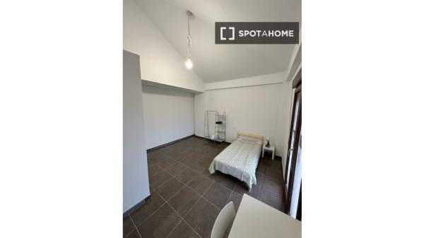 Pokój w mieszkaniu dzielonym z 13 sypialniami do wynajęcia w Granadzie.