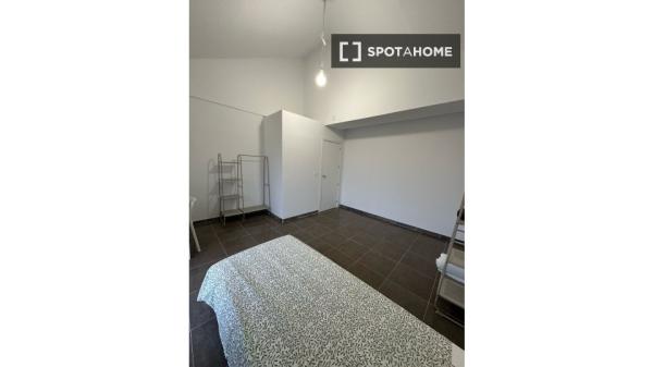 Pokój w mieszkaniu dzielonym z 13 sypialniami do wynajęcia w Granadzie.