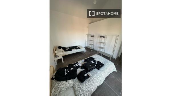 Pokój w mieszkaniu dzielonym z 13 sypialniami do wynajęcia w Granadzie.