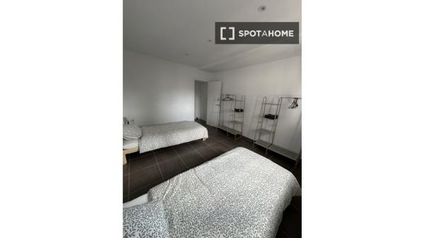 Pokój w mieszkaniu dzielonym z 13 sypialniami do wynajęcia w Granadzie.