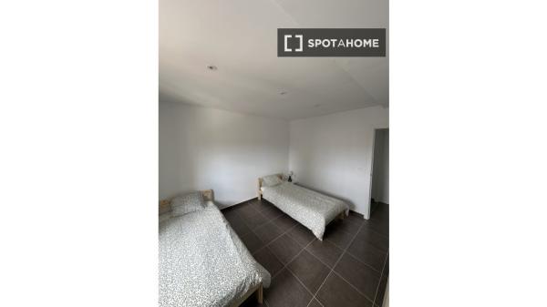 Pokój w mieszkaniu dzielonym z 13 sypialniami do wynajęcia w Granadzie.