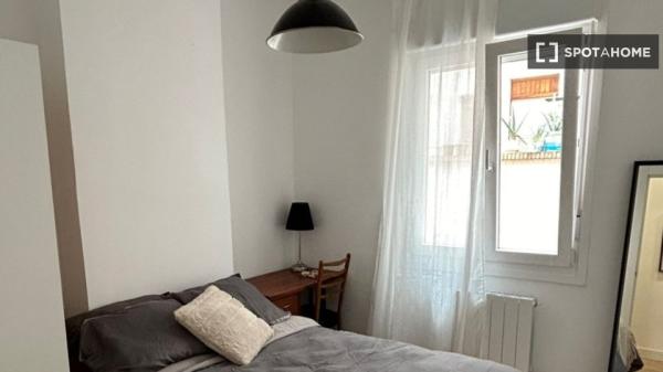 Pokój w mieszkaniu dzielonym z 3 sypialniami do wynajęcia w Iralabarri