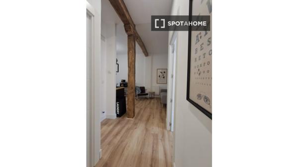 Pokój w mieszkaniu dzielonym z 3 sypialniami do wynajęcia w Iralabarri