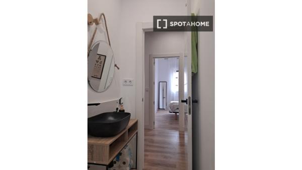 Pokój w mieszkaniu dzielonym z 3 sypialniami do wynajęcia w Iralabarri