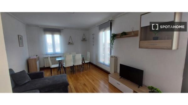 Se alquila apartamento de 3 habitaciones en Camargo.